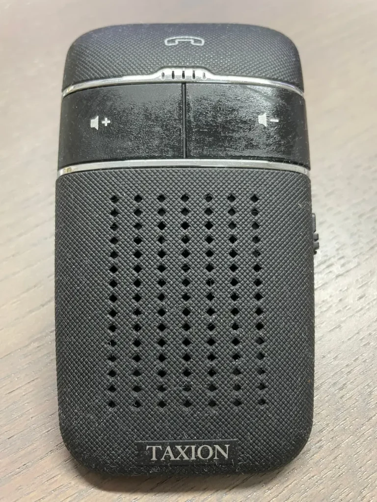 トラックドライバーが使用していた車載ハンズフリースピーカー